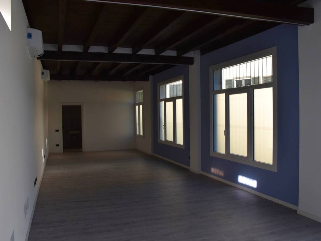 Locale Commerciale Via Isonzo 21 Varese Rif 108047809 Immobiliare It