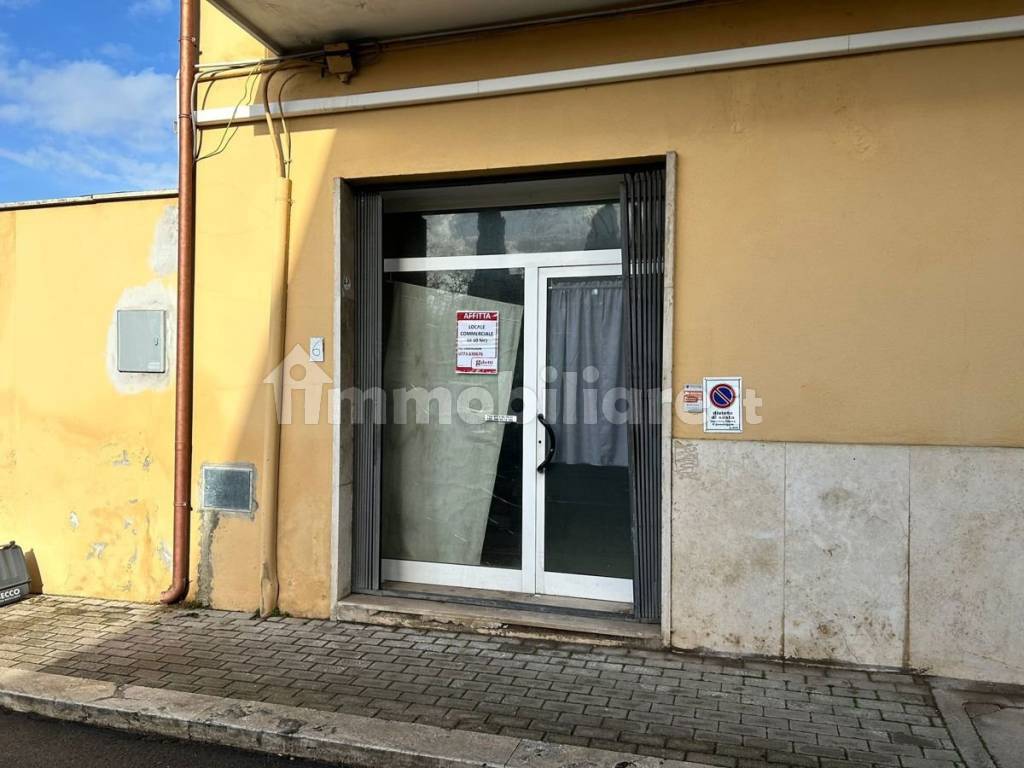 Locale Commerciale Via Della Sorgente Latina Rif 108675831