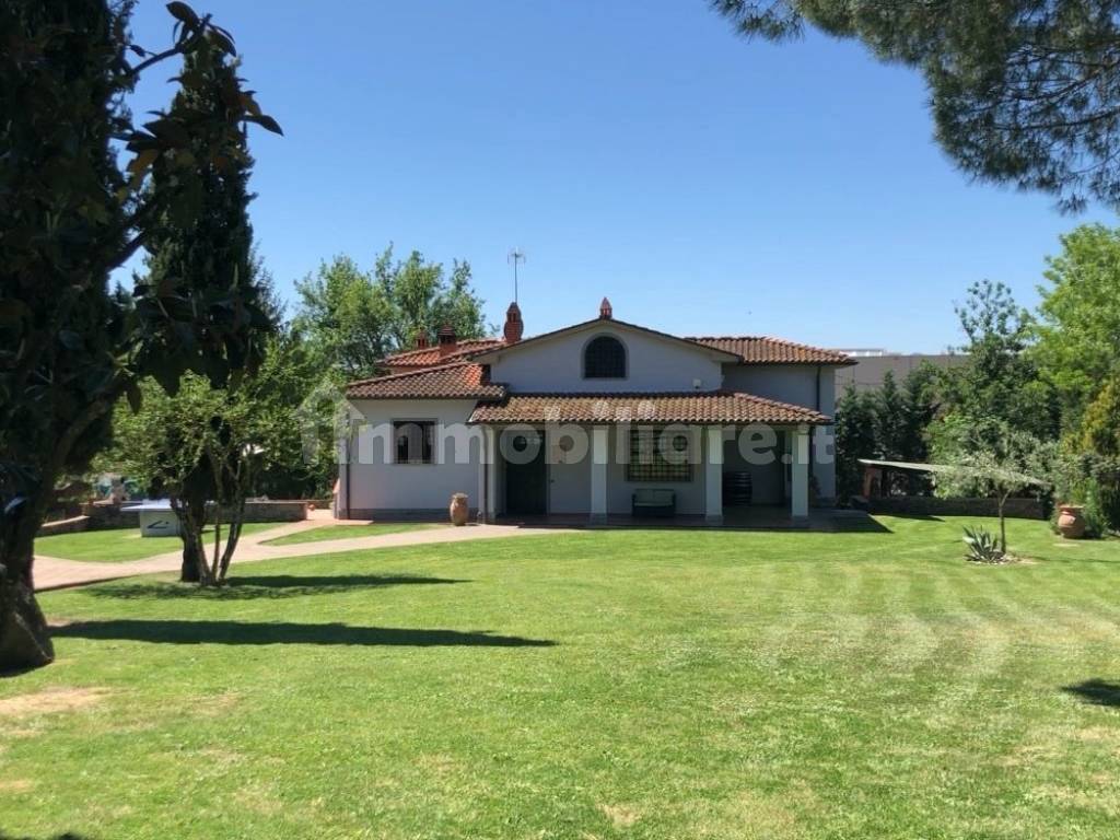Vendita Villa unifamiliare in frazione Penna 65 Terranuova Bracciolini.  Ottimo stato, posto auto, riscaldamento autonomo, 220 m², rif. 85100486