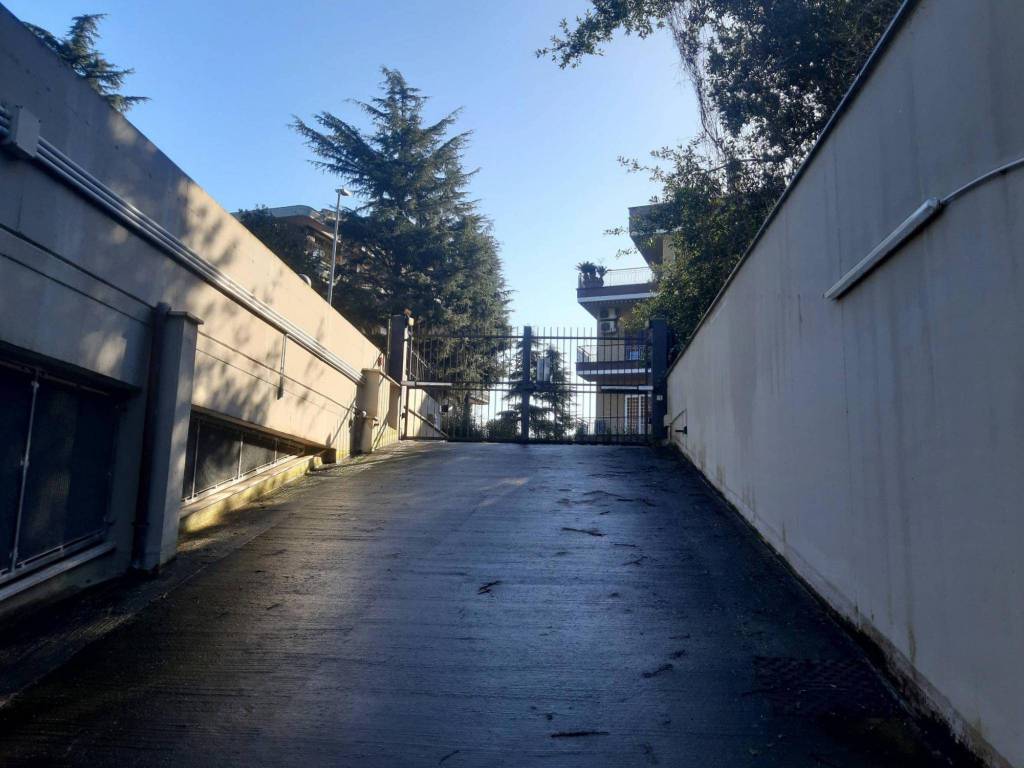 Garage Box via dei Gonzaga, Roma, Rif. 83041051 Immobiliare.it