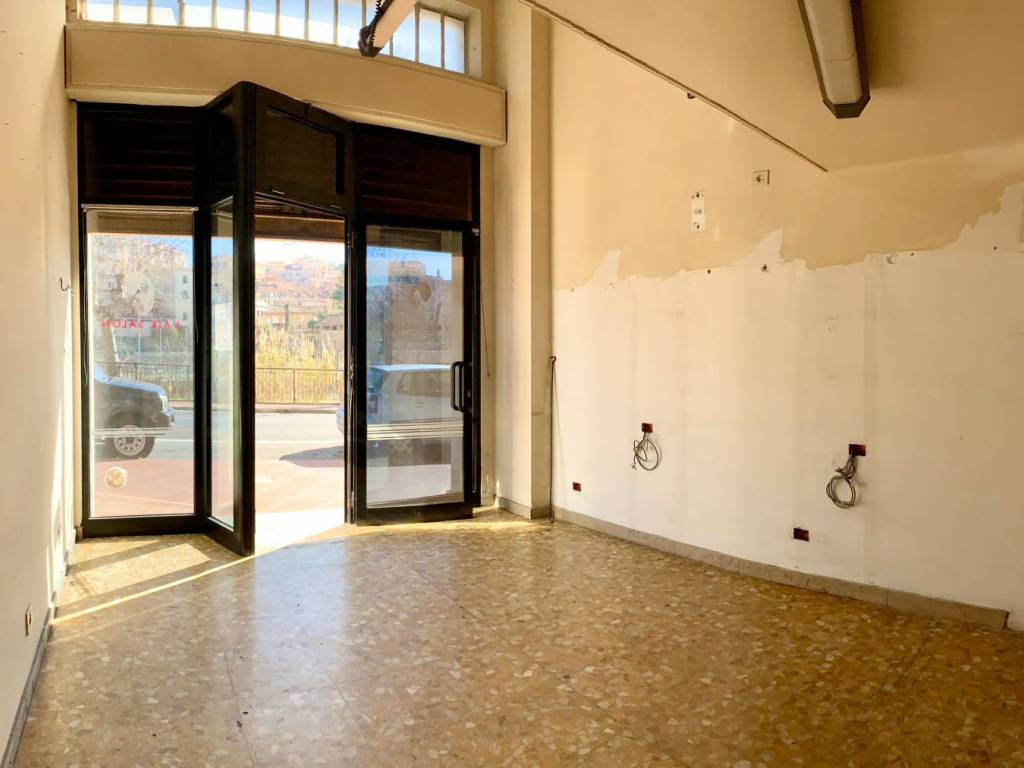 Locale commerciale via martiri della libertà, porto maurizio, imperia
