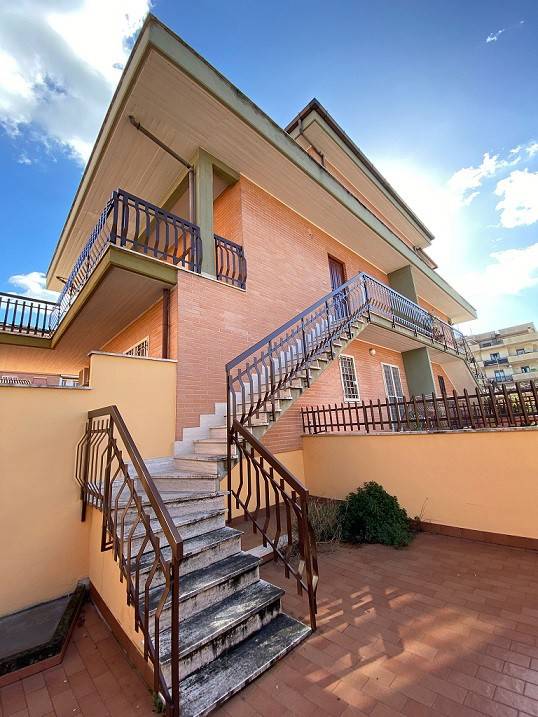 Vendita Villa bifamiliare in via della Tenuta del Casalotto Roma. Buono