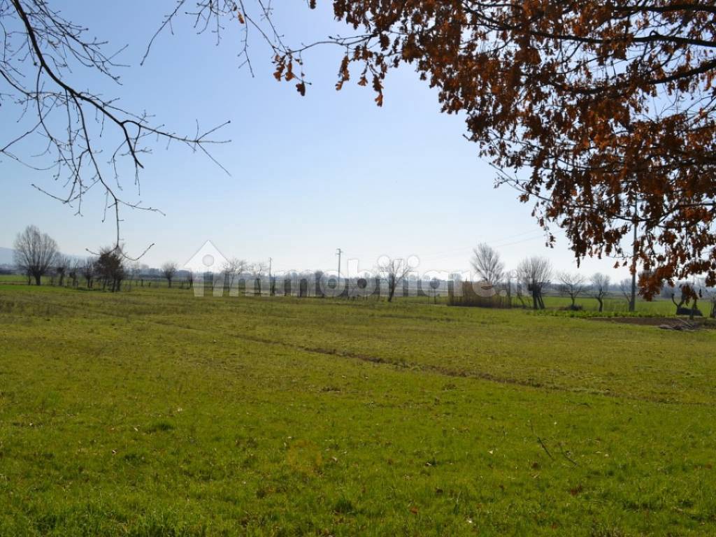 ABITAZIONE CON TERRENO CAMUCIA VICINANZE