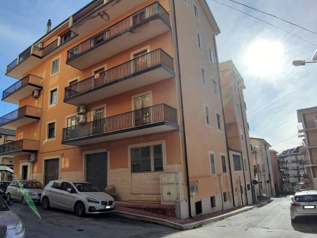 Vendita Appartamento San Giovanni Rotondo. Quadrilocale in via Santa Croce  25. Da ristrutturare, secondo piano, posto auto, con balcone, riscaldamento  autonomo, rif. 86264110