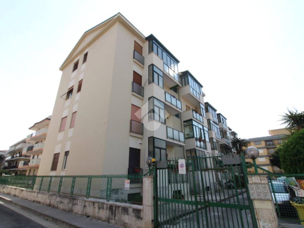 Vendita Appartamento Caserta. Trilocale in via martiri di.... Da ristrutturare, terzo piano, con