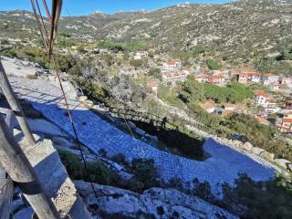 strada in granito che porta alla villa