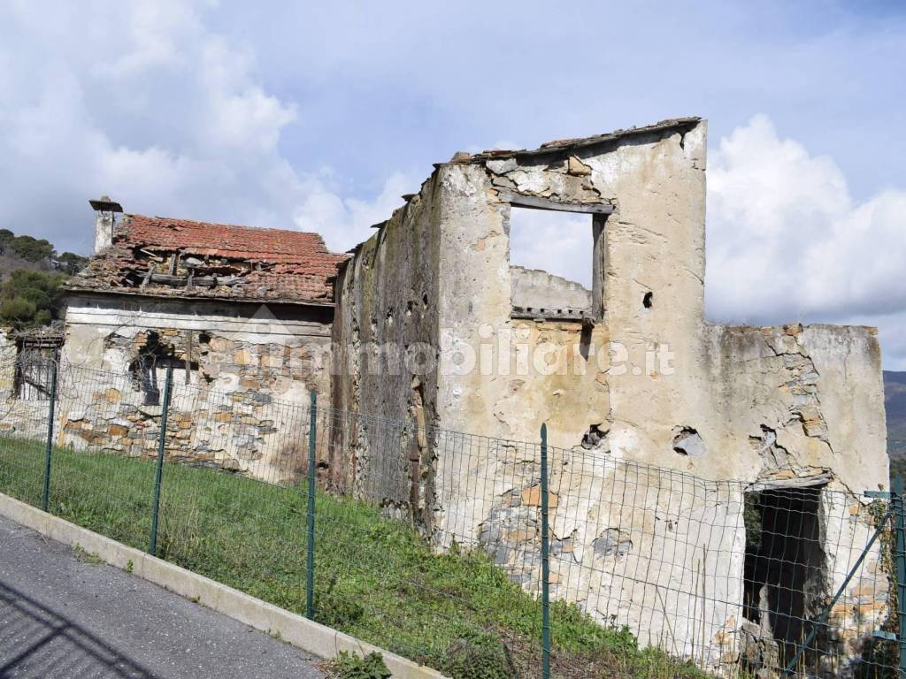 Vista esterna del fabbricato rurale