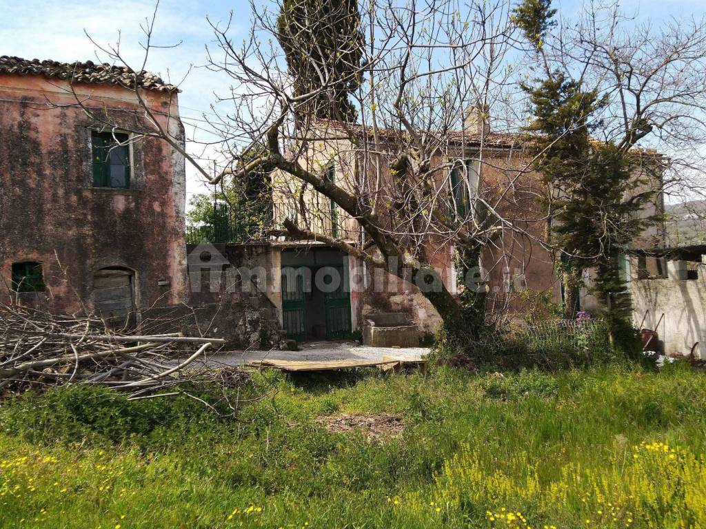 Vendita Casale in Località Colle Cioffi Isernia. Da ristrutturare, 300 m²,  rif. 87623240