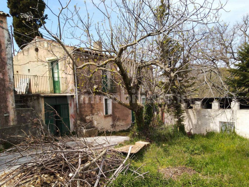 Vendita Casale in Località Colle Cioffi Isernia. Da ristrutturare, 300 m²,  rif. 87623240