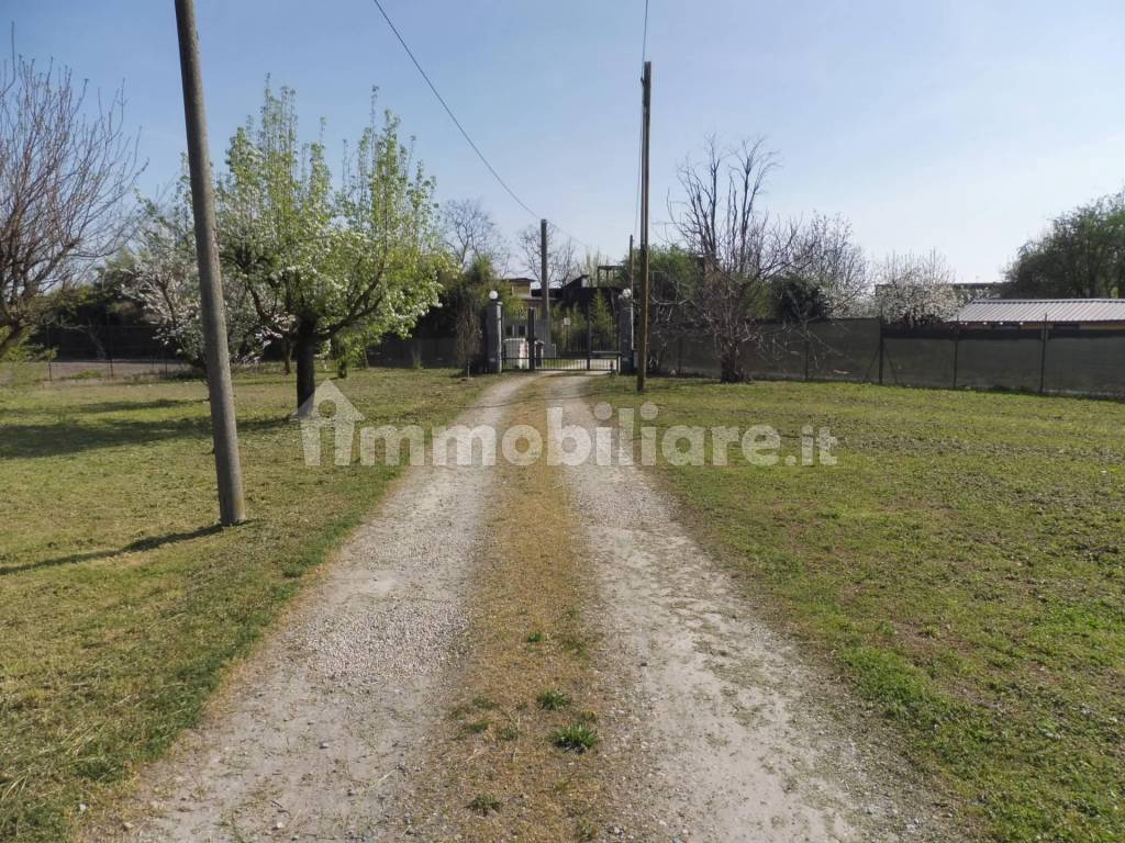 strada accesso della proprietà