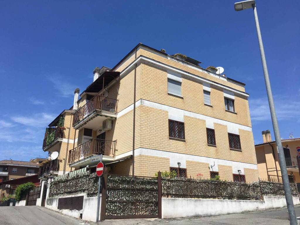 Vendita Appartamento Castelnuovo di Porto. Bilocale in via Guido Nori 2.  Ottimo stato, terzo piano, con terrazza, riscaldamento autonomo, rif.  87928324