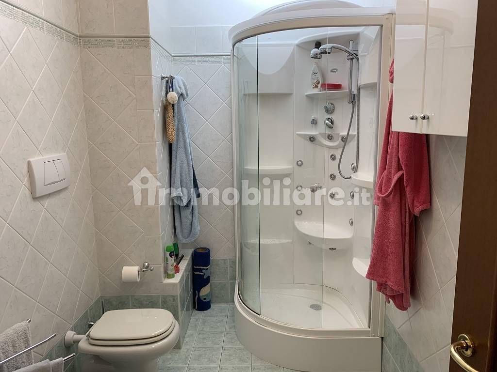 Bagno doccia finestrato