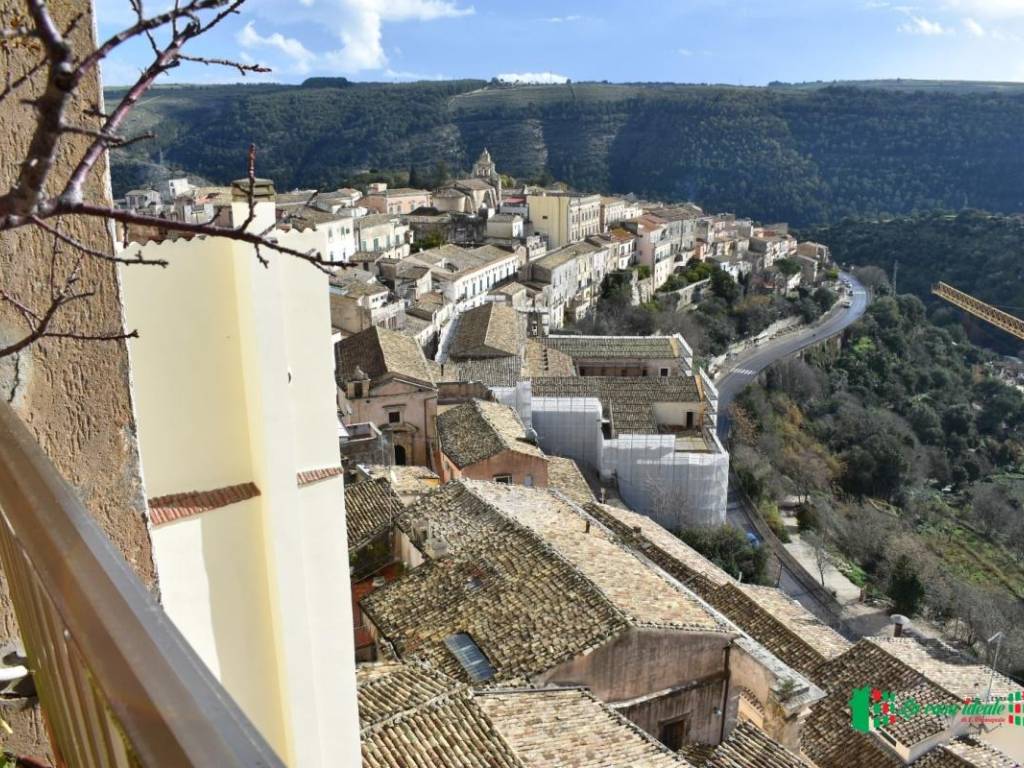 PREZZO RIBASSATO. Ibla. Panoramico stabile con garage e terrazzo - 4