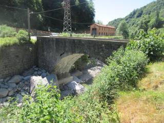 Il ponte in pietra sul torrente Cervo