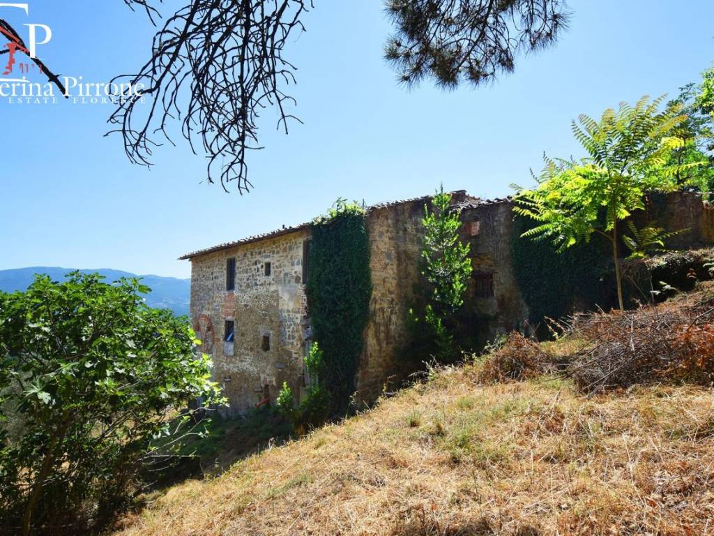 Rignano sull'Arno - Bisticci vendesi colonica da ristrutturare