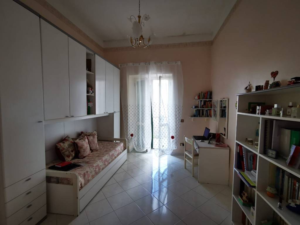 Stanza doppia via emilio scaglione 282, napoli