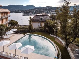 piscina con vista mare