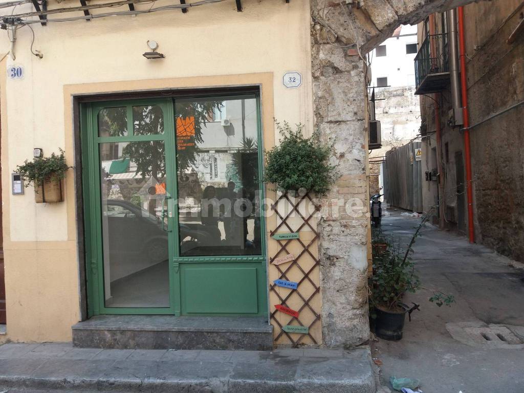 Negozio di articoli da regalo con laboratorio via Porta di Castro, Palermo,  rif. 90053399 - Immobiliare.it