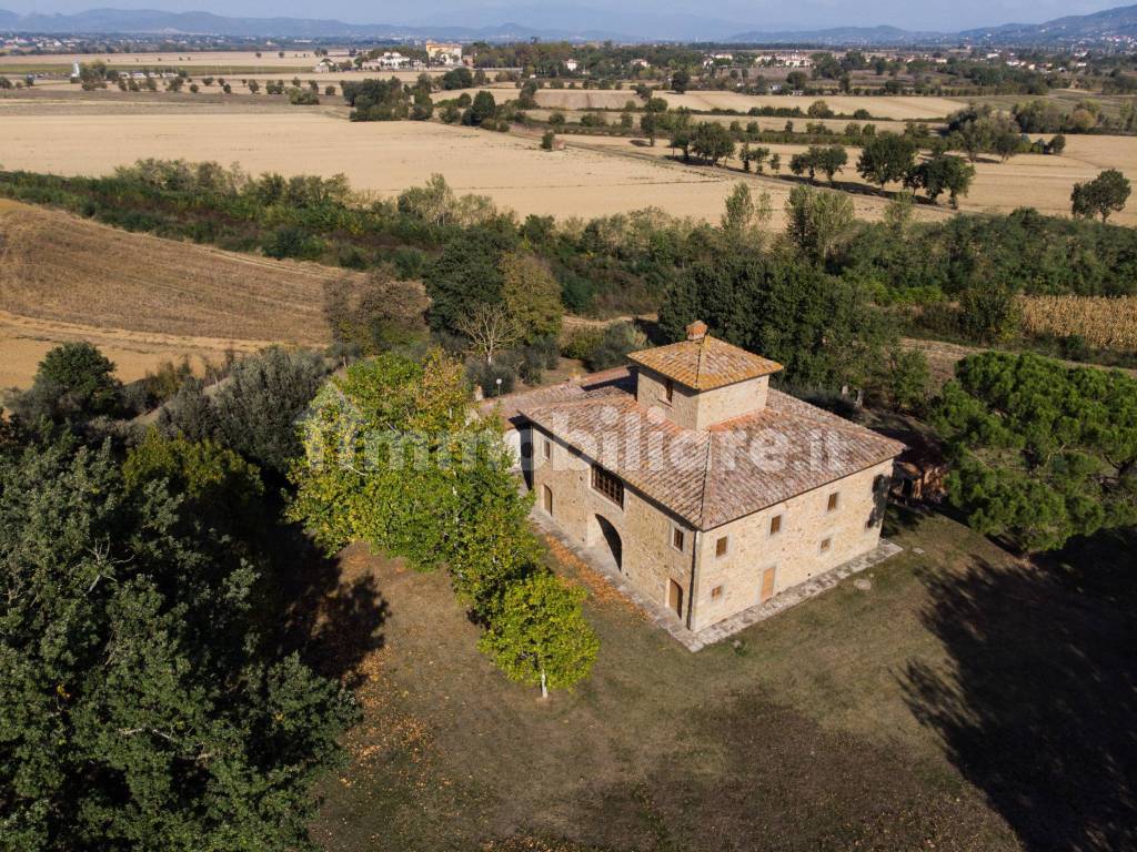 Vendita Casa colonica in Località Poggio Ciliegio Arezzo. Ottimo stato,  posto auto, 650 m², rif. 90208193