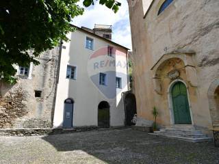 Case con riscaldamento autonomo in vendita Castelvecchio di Rocca Barbena -  Immobiliare.it