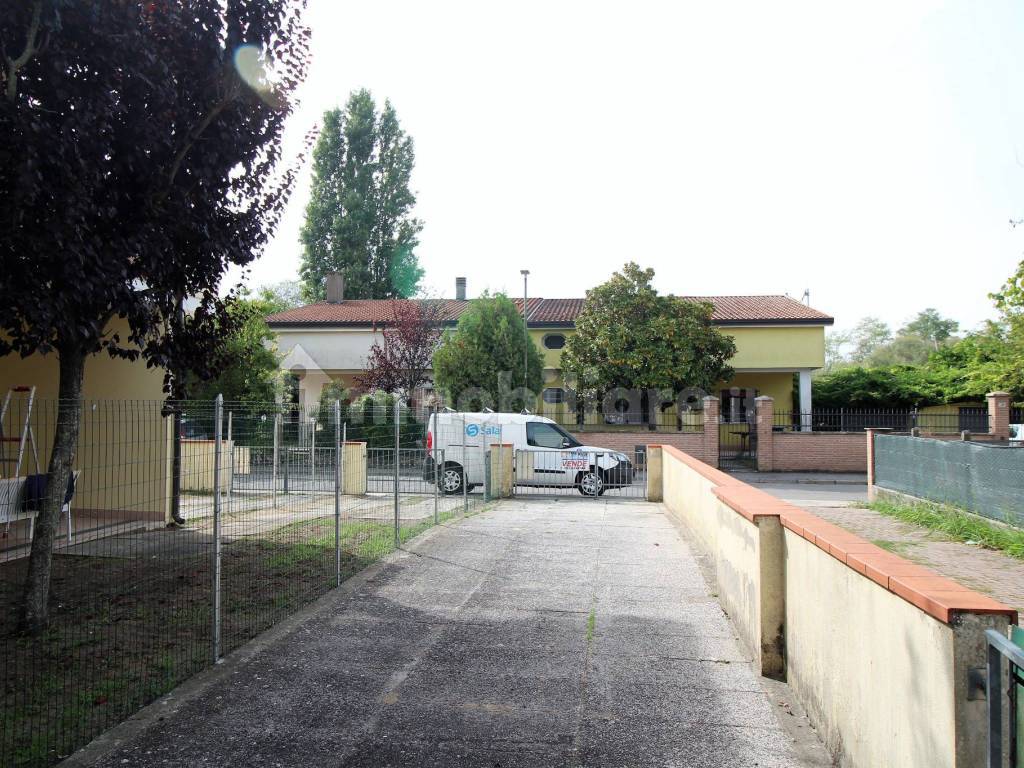 giardino con posti auto interni