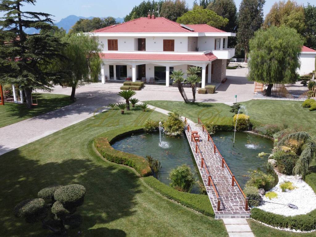 Vendita Villa bifamiliare Pontecagnano Faiano. Ottimo stato, posto auto,  con terrazza, riscaldamento autonomo, 500 m², rif. 90802119