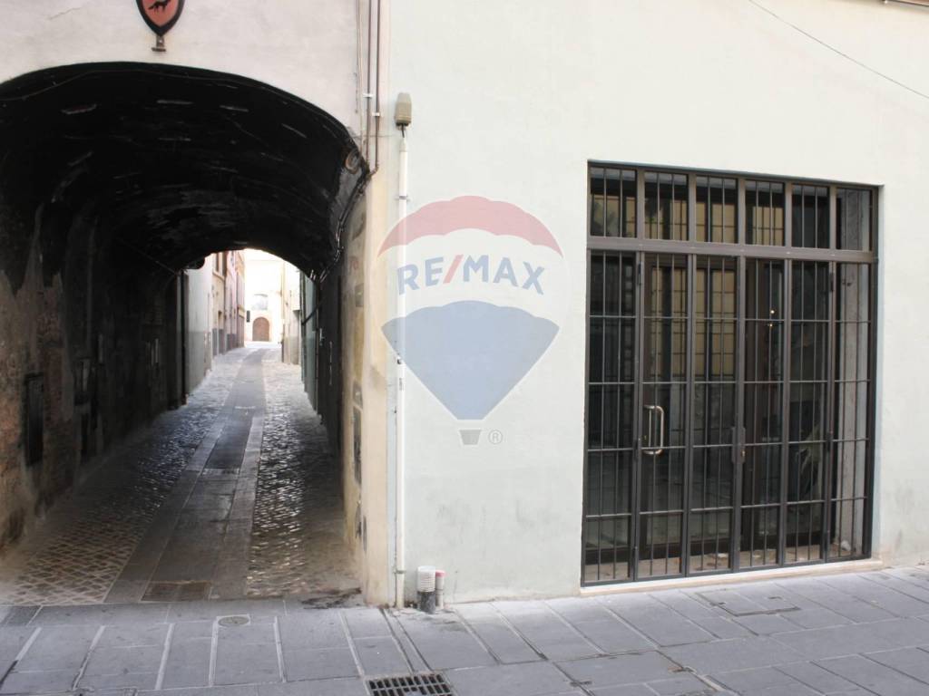 Locale Commerciale Affitto Foligno Rif 90873572 Immobiliare it