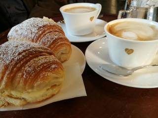 colazione con brioches