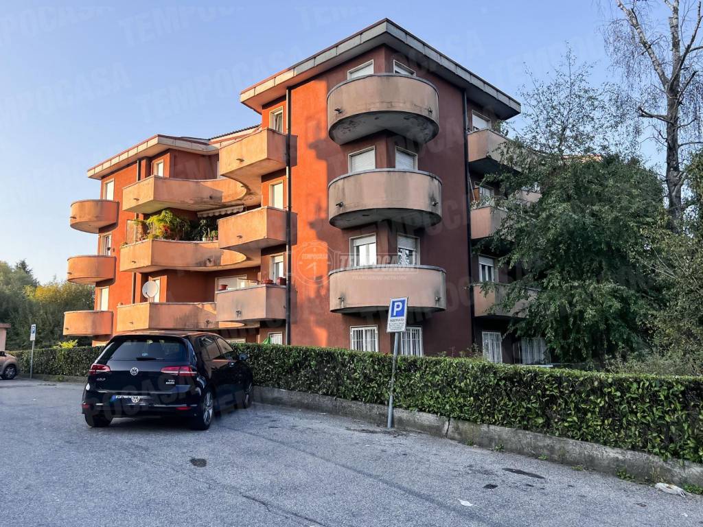 Vendita Appartamento Lurago D Erba Trilocale In Via Dante Alighieri Buono Stato Primo