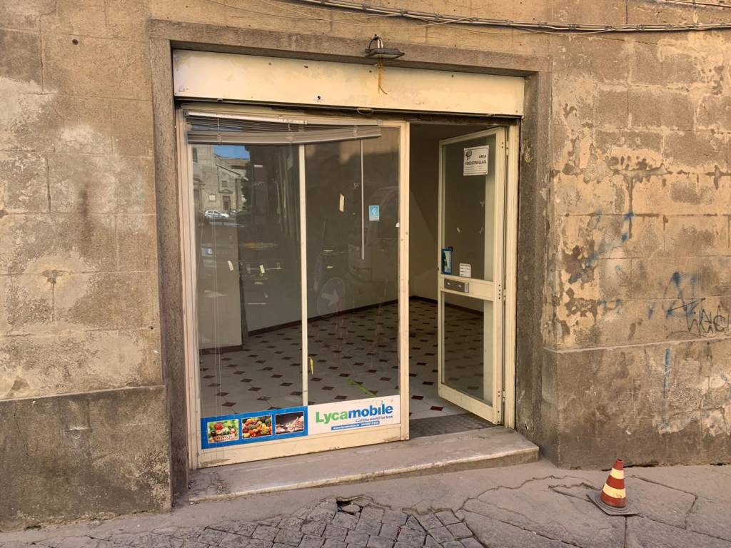 Locale commerciale con laboratorio via del pavone, sacrario - piazza della rocca, viterbo