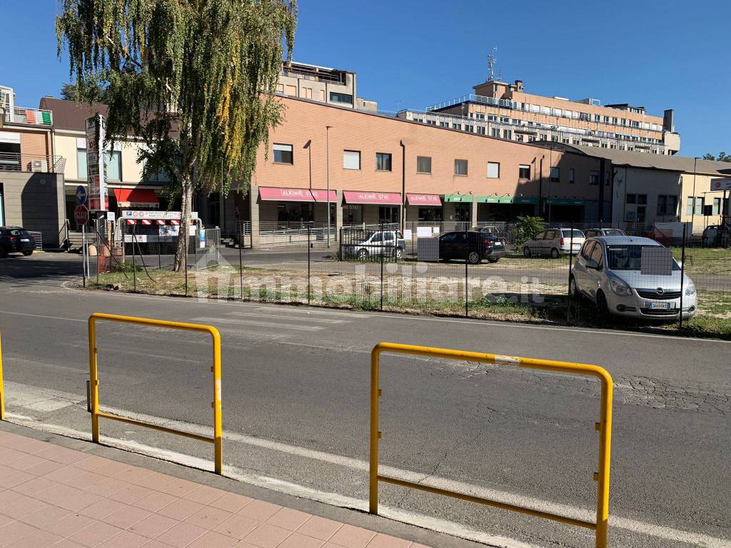 piazzale per esposizione autoveicoli affittasi