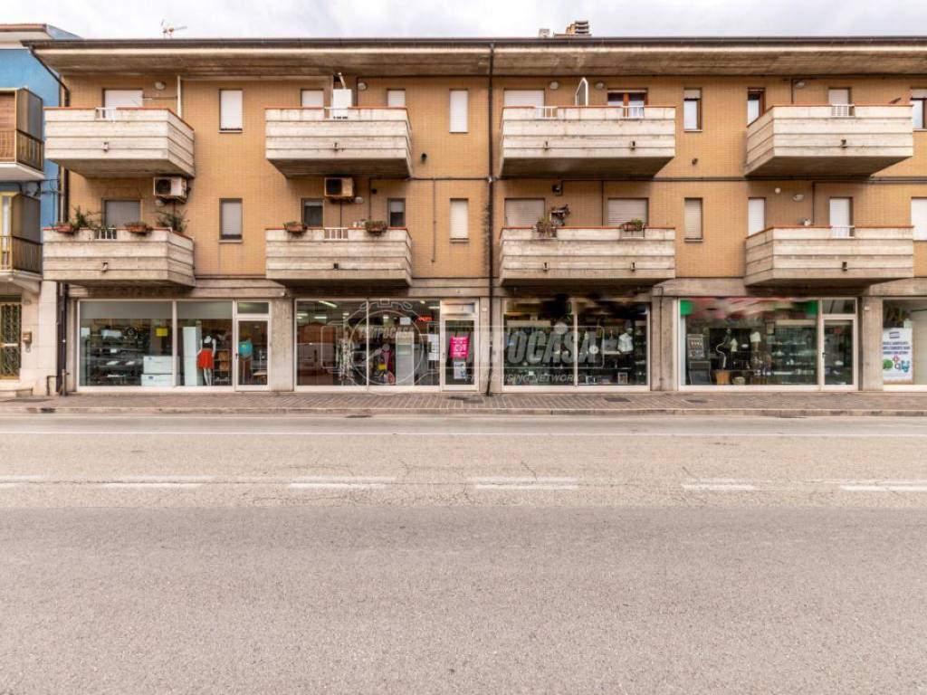 Locale commerciale via Umberto I, Porto Sant'Elpidio, rif. 91070088 -  Immobiliare.it