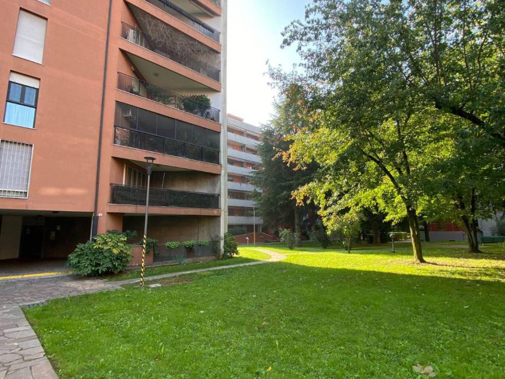 Vendita Appartamento San Donato Milanese. Quadrilocale in via Angelo Moro  46. Buono stato, primo piano, posto auto, con balcone, riscaldamento  autonomo, rif. 91618502