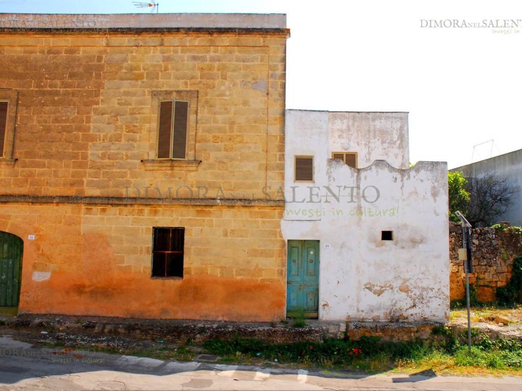 FRONTE SU PIAZZA