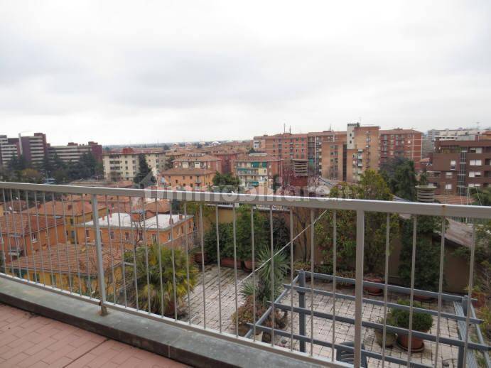 Rent Apartment Bologna. 2room flat in via Calabria. Good condition