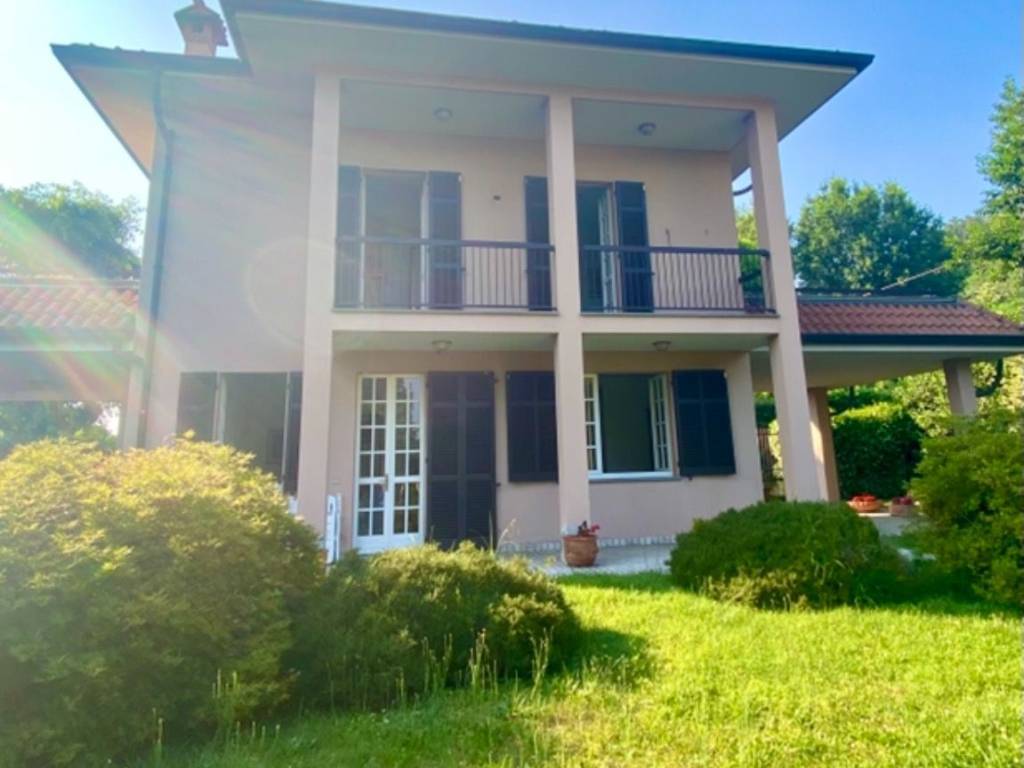 Vendita Villa bifamiliare in via Angera Sesto Calende. Ottimo stato