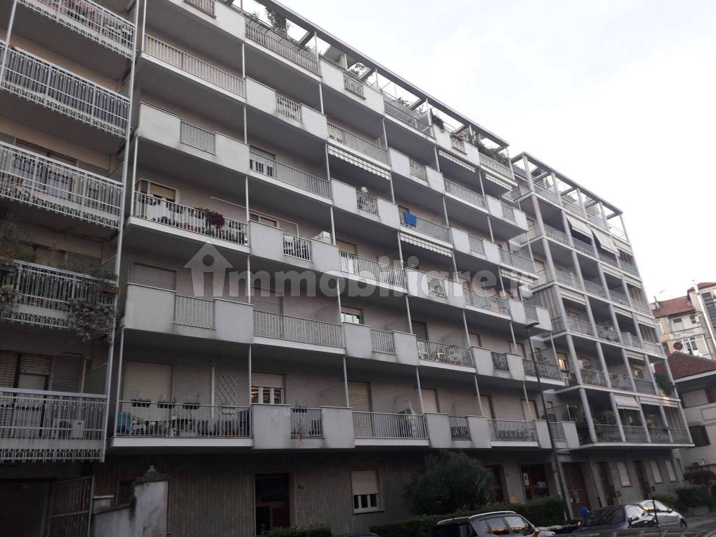 Rent Apartment Turin. 2room flat in via Mollieres 8BIS. Good condition, second floor, with