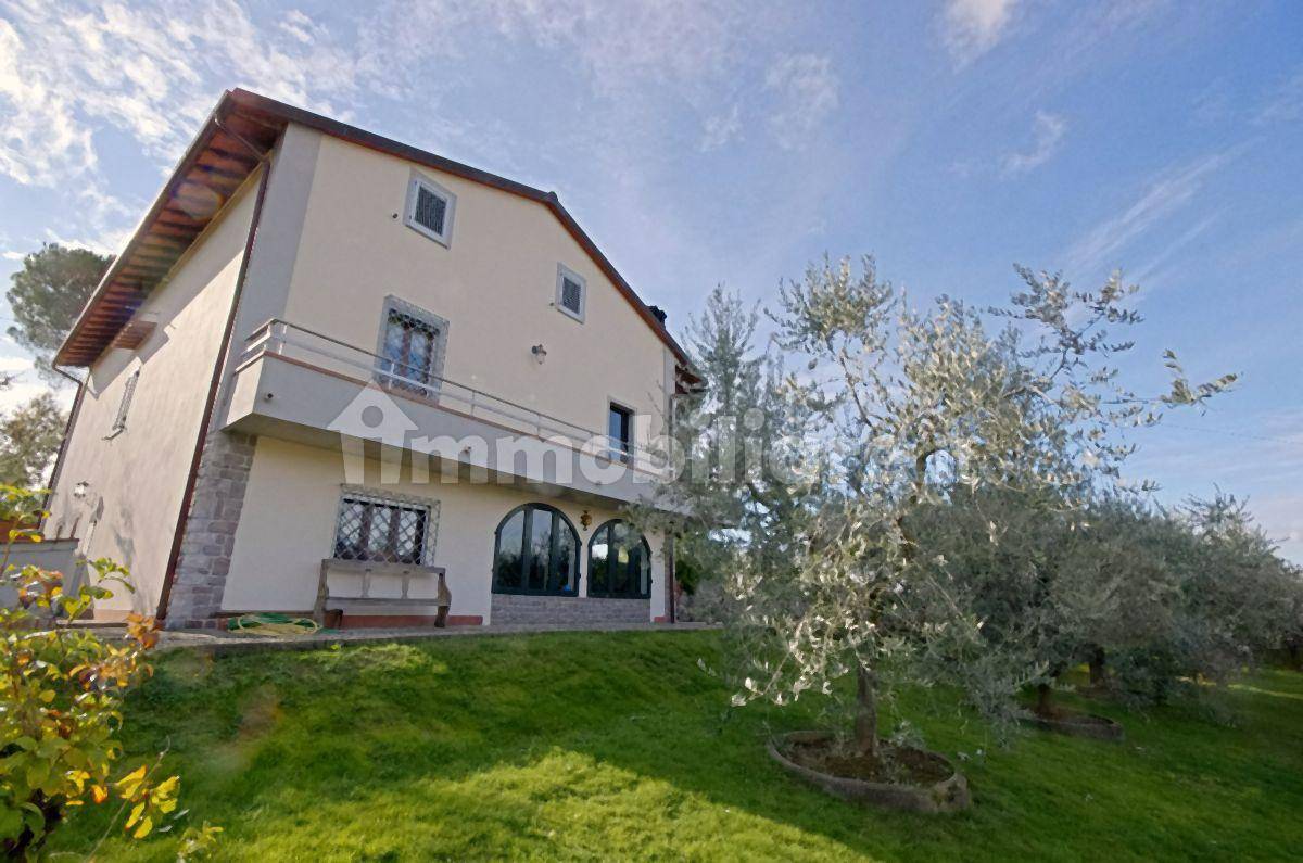 Villa in vendita a Castelfranco Piandisco