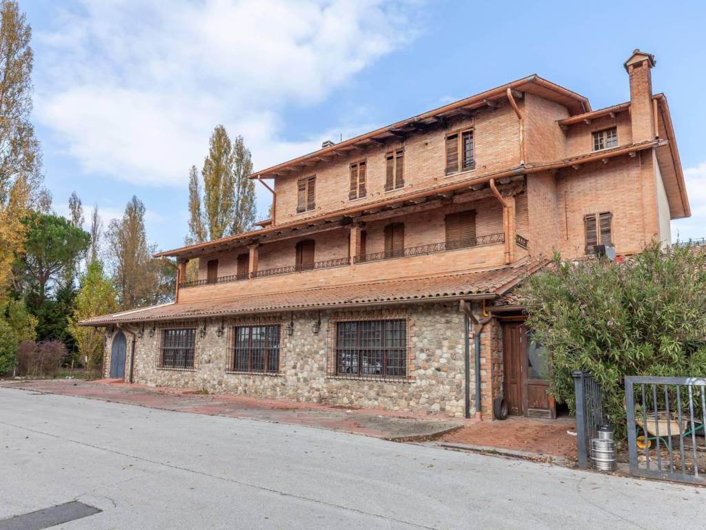 Palazzo - edificio ss71, città della pieve