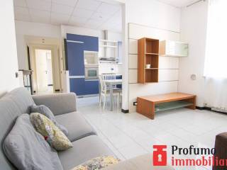 3-room flat via Bassano 9, Circonvallazione, Genoa
