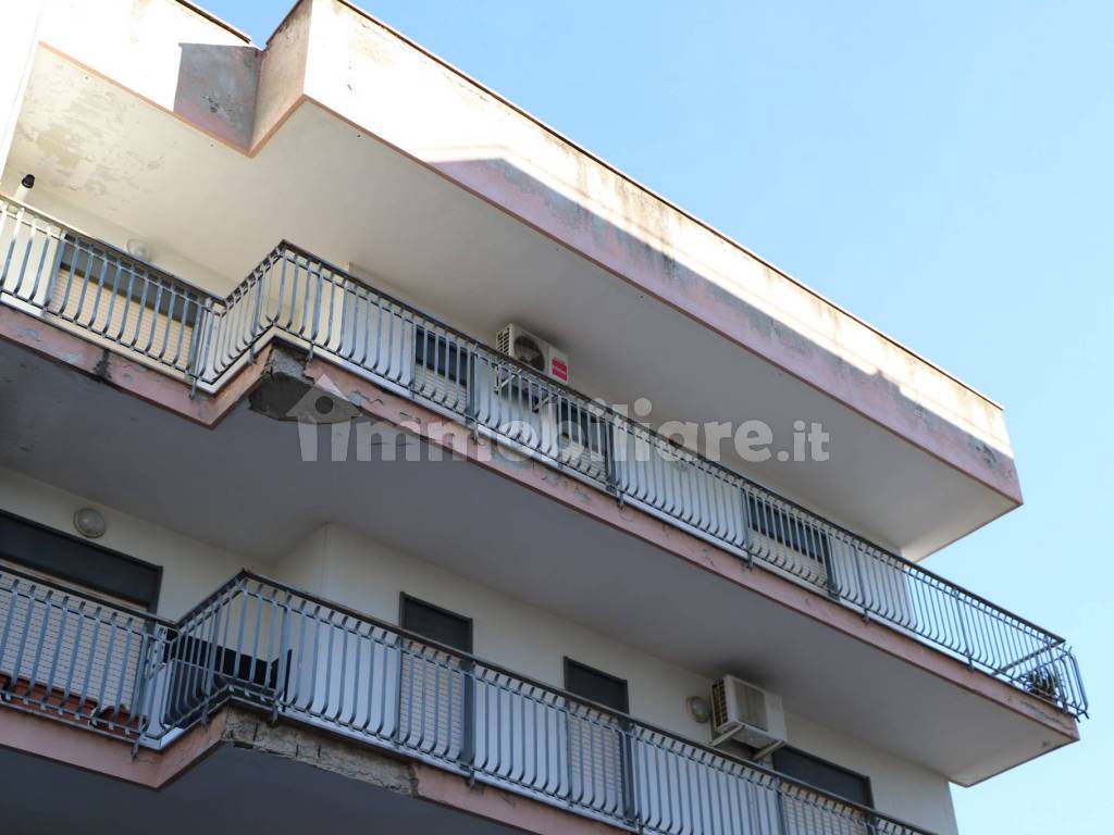 Vendita Appartamento Maddaloni. Trilocale in via Napoli 116. Buono stato,  terzo piano, posto auto, con balcone, riscaldamento autonomo, rif. 92870736