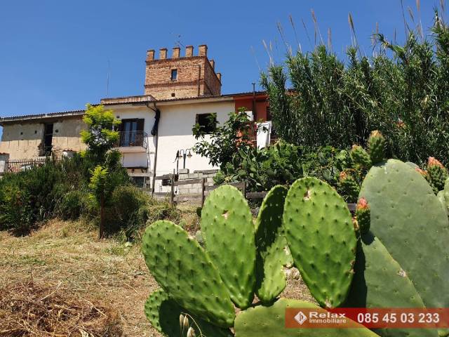 casa torre con area esterna