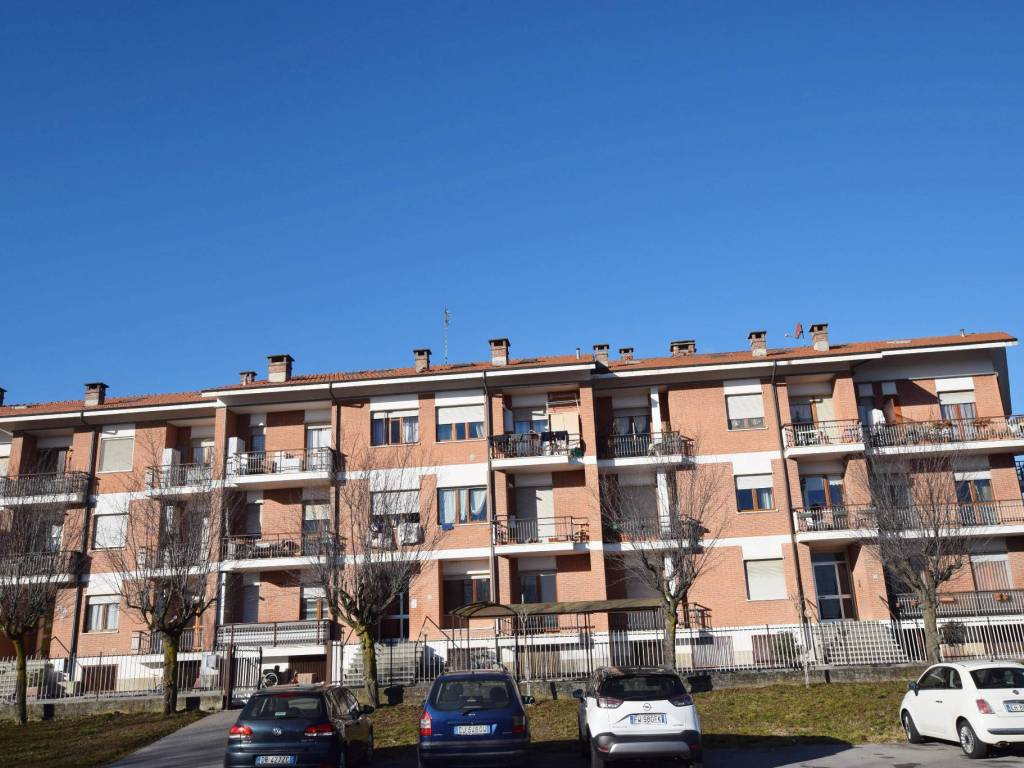 Vendita Appartamento Mondovì. Trilocale in via Alba. Buono stato, piano  rialzato, posto auto, con balcone, riscaldamento centralizzato, rif.  93627600