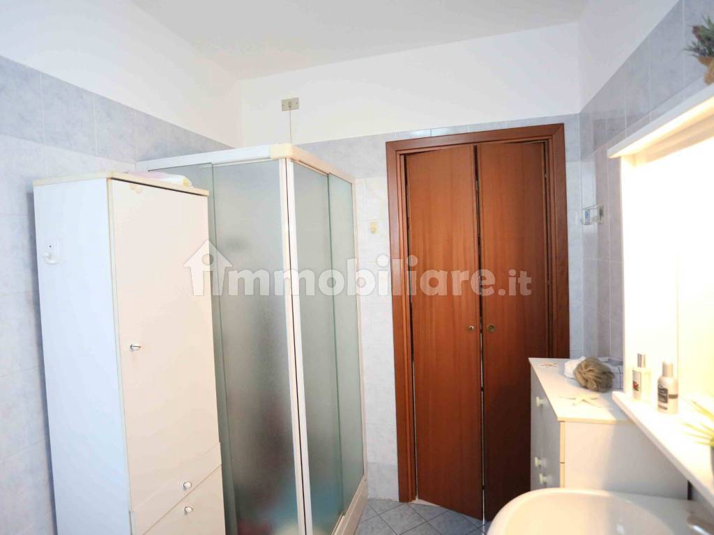 bagno con box doccia