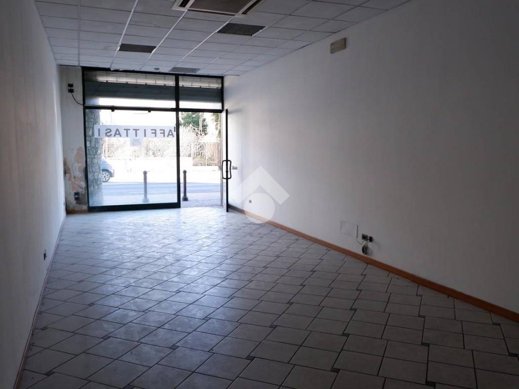 Locale commerciale via iv novembre, capriolo