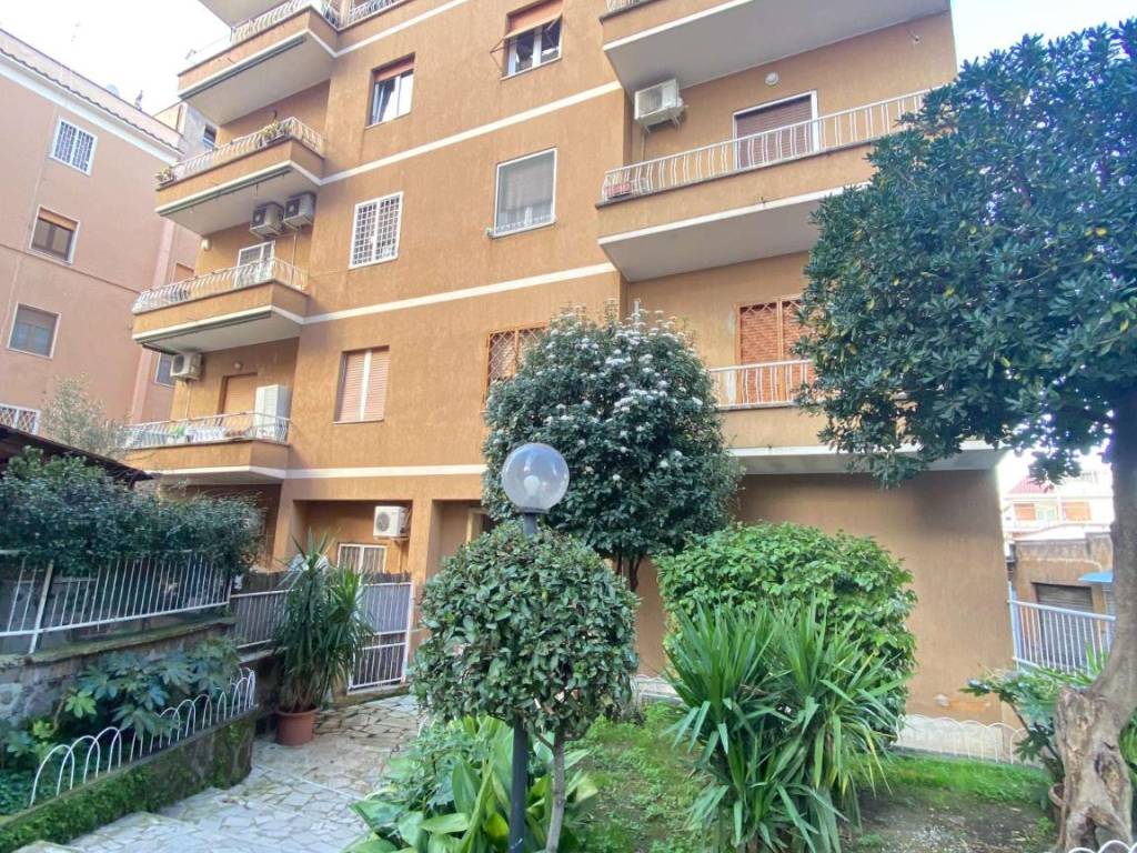 Vendita Appartamento in via DEI GONZAGA. Roma. Ottimo stato, su più