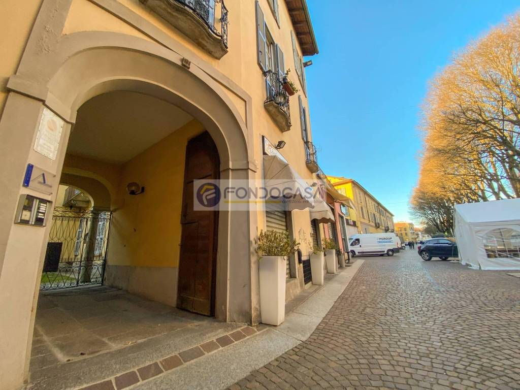 Posto auto - moto piazza petrarca 42, centro storico, pavia