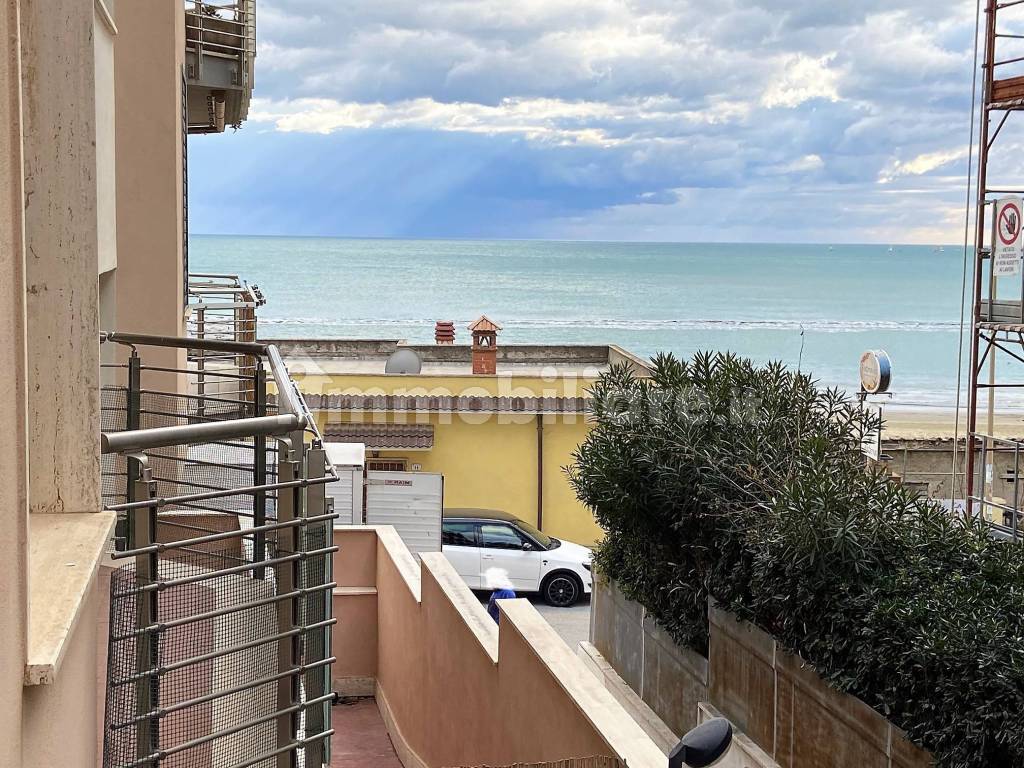 Sale Apartment Nettuno. 1bedroom flat in via Eolo 43. Good condition
