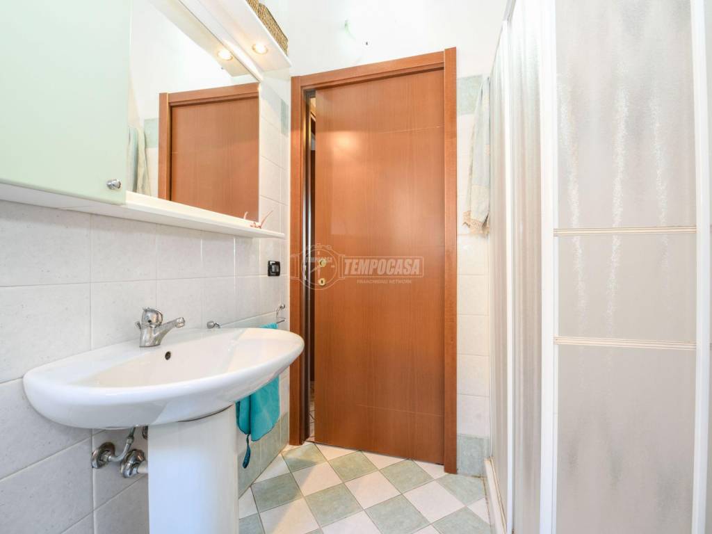 BAGNO FINESTRATO CON DOCCIA