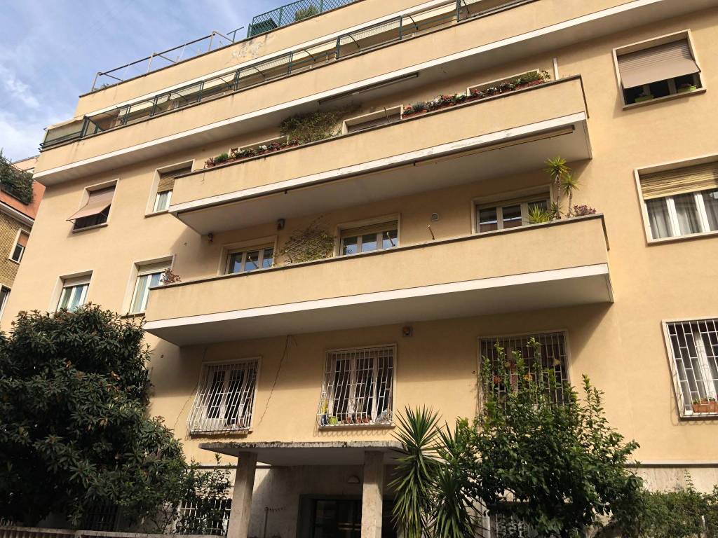 Vendita Appartamento Roma. Quadrilocale in via Ruggero Fauro. Da ristrutturare, terzo piano, con Vendita Appartamento Roma. Quadrilocale in via Ruggero Fauro. Da ristrutturare, terzo piano, con